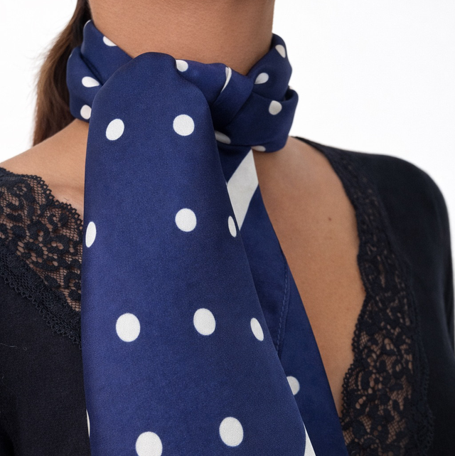 Pañuelo satinado lunares azul 