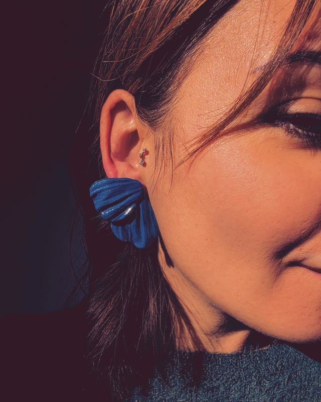 Heidi 2 pétales - Collection bleu - Boucles d’oreilles artisanales en pâte polymère et résine
