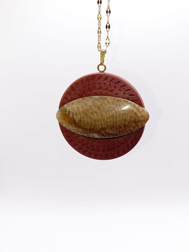 Collier, pendentif Motif Boisé en Ivoire Rose, Pierre Corail Fossile Horizontale