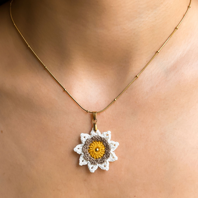 Collier avec pendentif Corolle ~ M ~ Jaune / Taupe