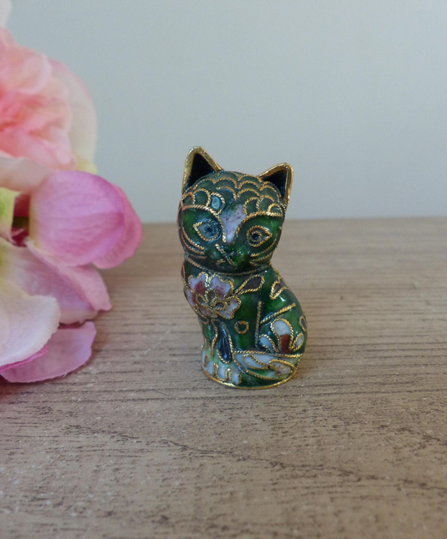 Figurine miniature chat cloisonné vert – cuivre peintmain avec émail floral – vintage et artisanal – collection pour amoureux des chats