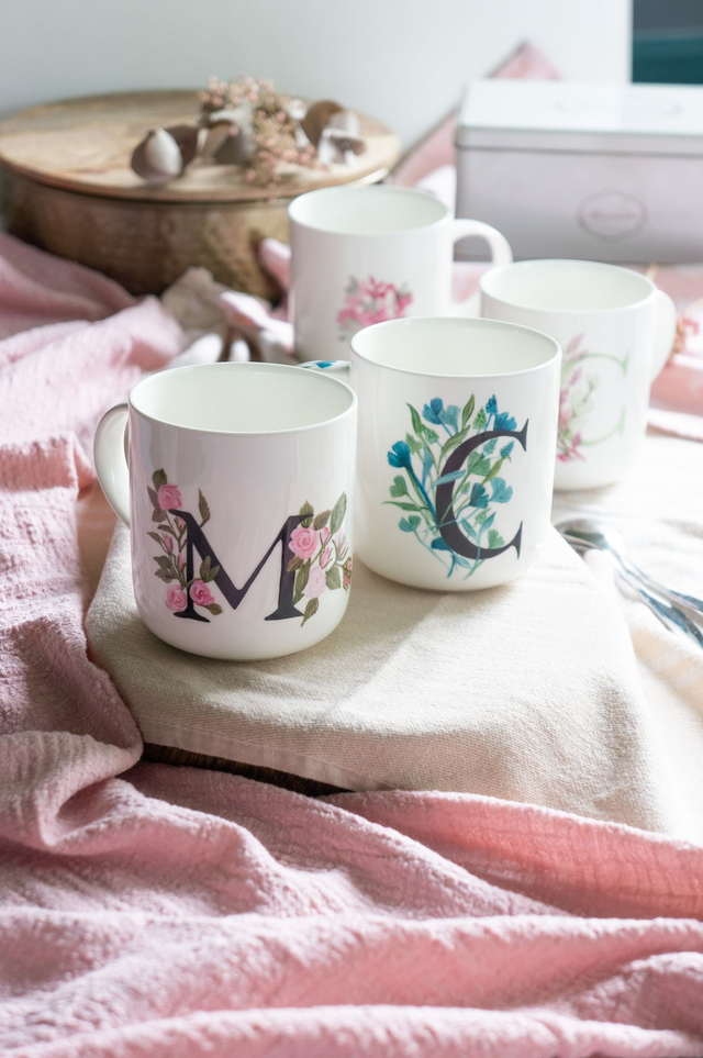 Mug personnalisé monogramme fleurs, tasse à café personnalisable avec prénom, idée cadeau unique peint à la main