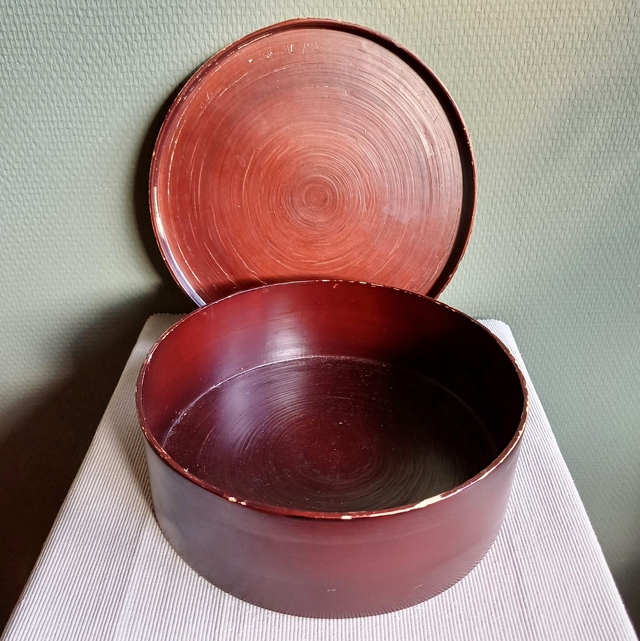 Oud Hollandsch | Houten ronde Bakkersdoos doorleefd geverfd hout in roodbruine kleur (diameter 23 cm | hoogte 8,5 cm) | Vintage