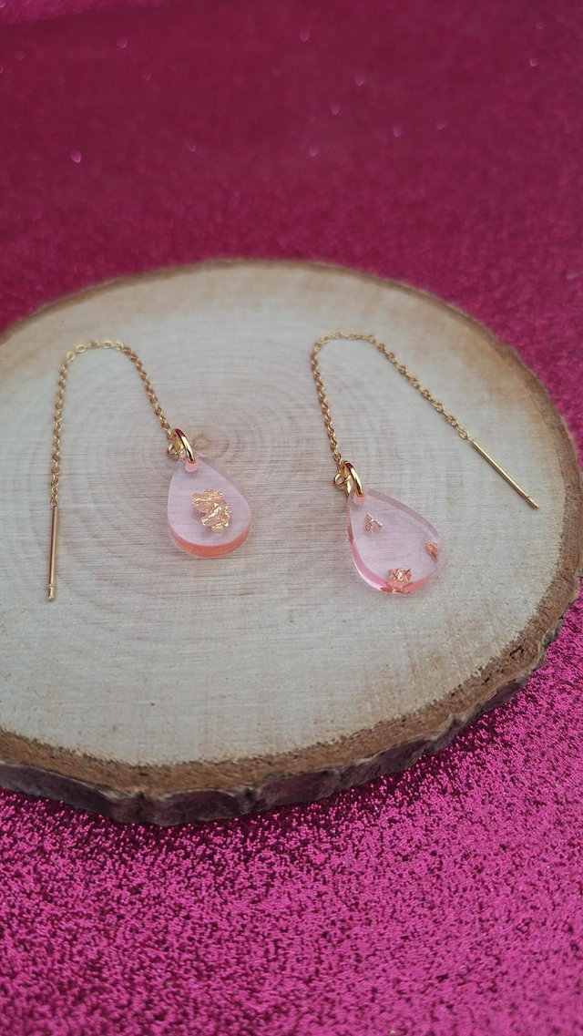 Boucles d'oreilles à enfiler dorées gouttes rose transparent et feuilles d'or 