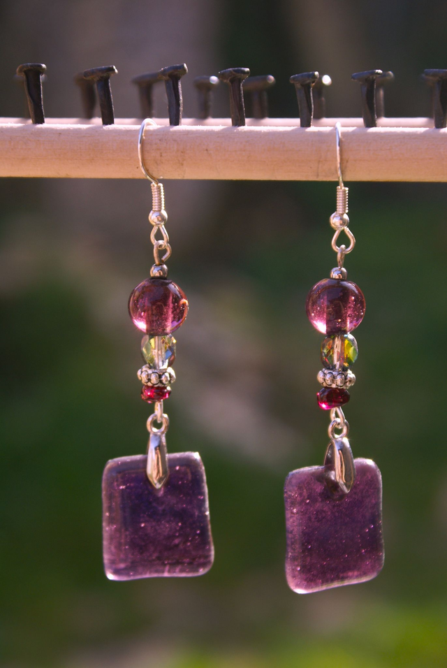 Boucles d'oreilles prune en  verre transparent. Numéro 2
