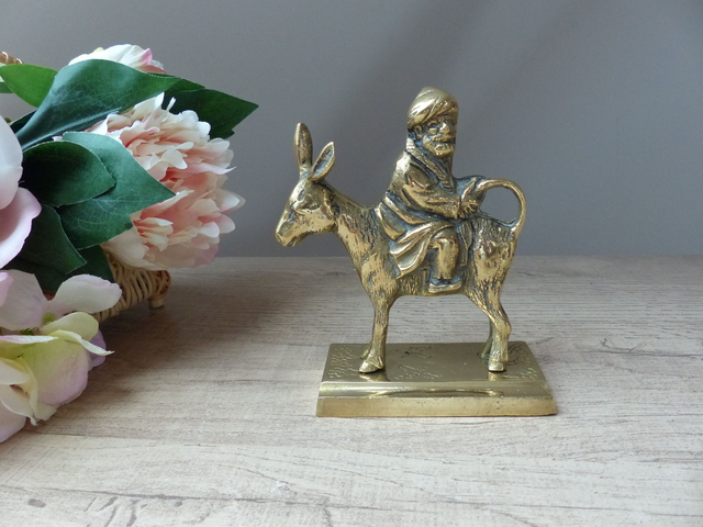 Rare Figurine d'un homme chevauchant un âne à l'envers, moulage en laiton, sculpture en laiton, cadeau  enseignement amusant