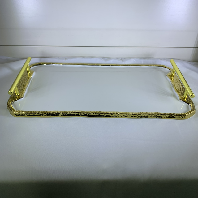 Plateau en porcelaine bordure doré 