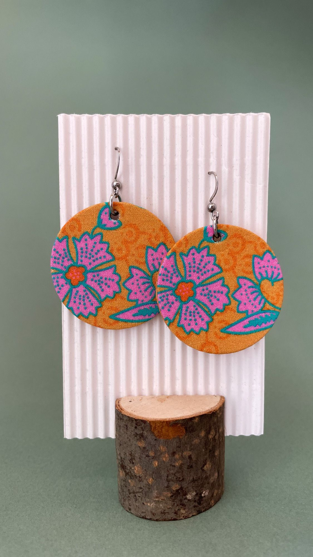 Boucles d'oreilles carton et tissu forme ronde, collection " indie mandarine " - fond orangé et motifs fleuris tons jaune, rose et turquoise