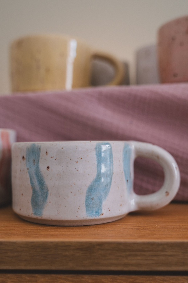 Mug blanc tacheté avec rayures bleu clair 🩵