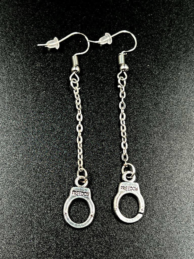 Oorbellen met enkele handboei