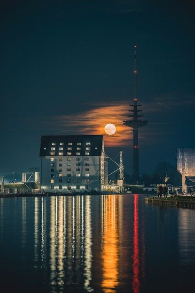 Stadthafen mit Fernmeldeturm und Mond
