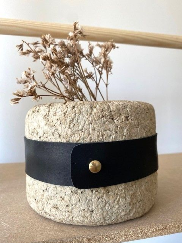 Vase en papier maché et cuir 