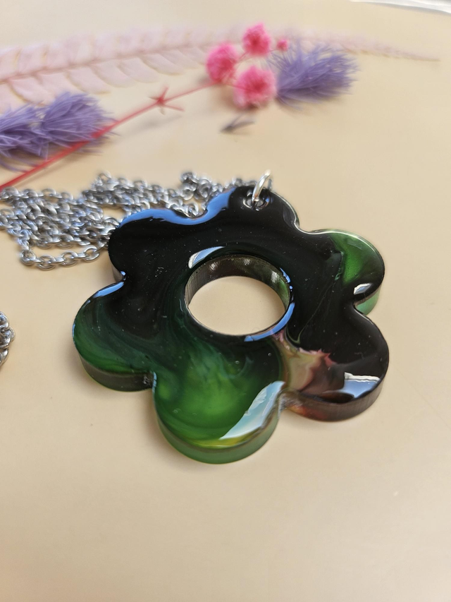 Pendentif en résine - Grande fleur multicolore 