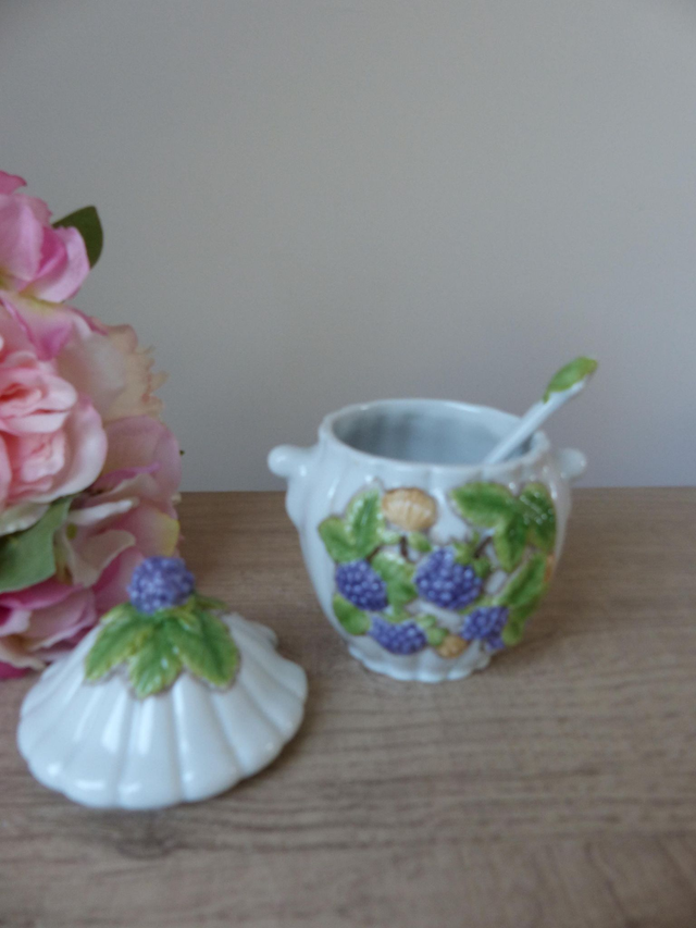 Pot à Confiture Vintage en Céramique – Motifs de Mûres Violettes Peintes avec Couvercle et Cuillère, Fait au Sri Lanka, Décoration Cuisine