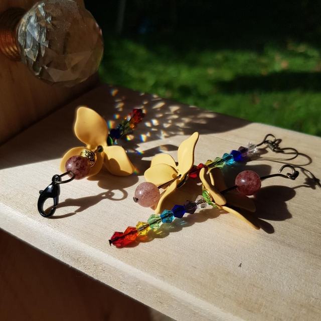 Boucles d'oreilles Fleur beige – Création Vibratoire