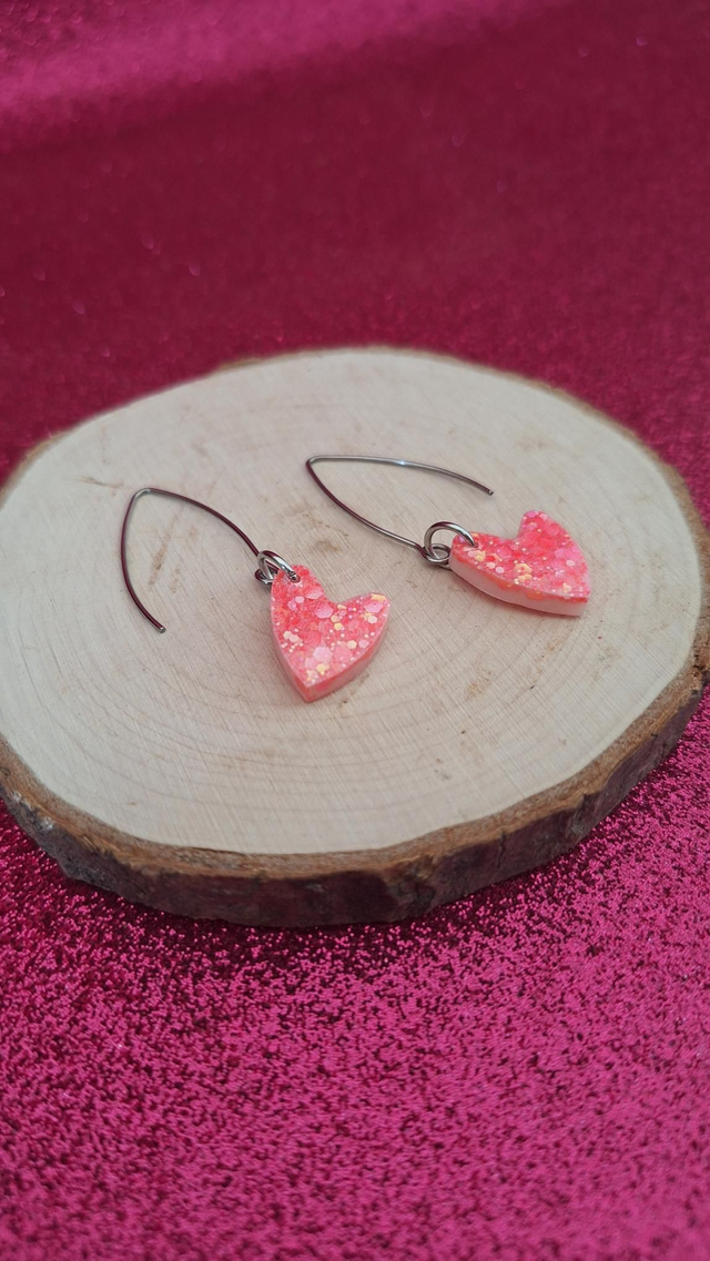 Boucles d&#039;oreilles crochet argentés cœurs asymétriques corail/doré