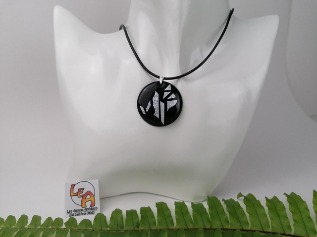 Pendentif Rond '' Black And White '' en Émail. 