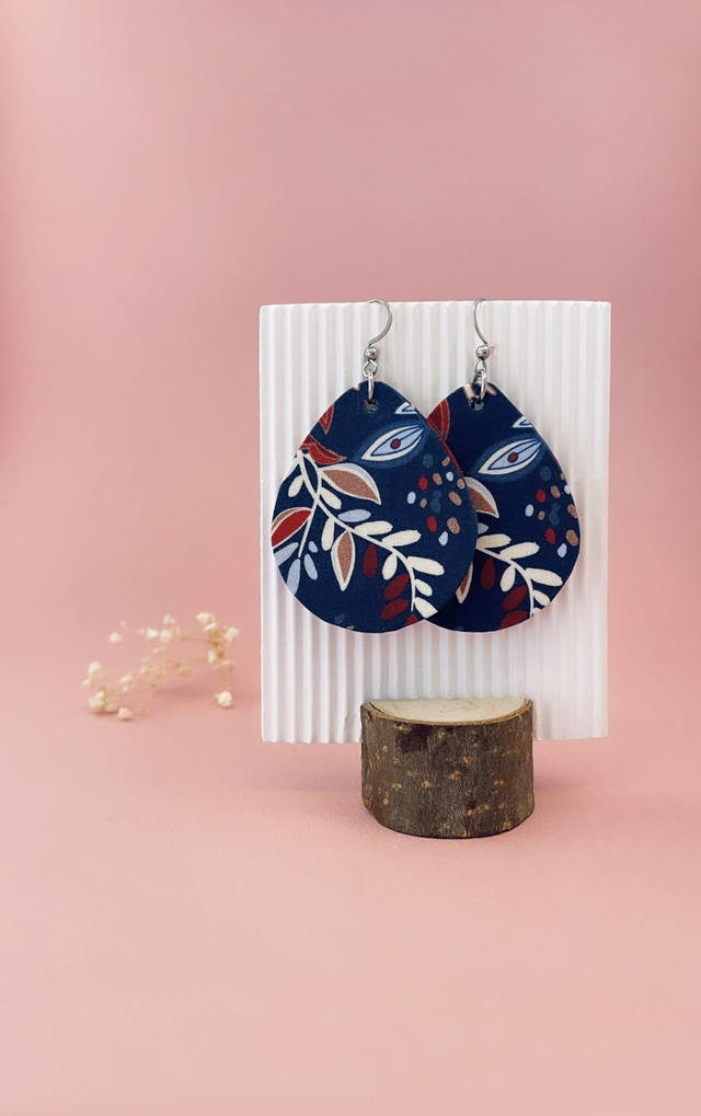 Boucles d'oreilles carton et tissu imprimé forme grandes gouttes, collection «la nuit fleurie » - tons bleus, bordeaux, beiges. 