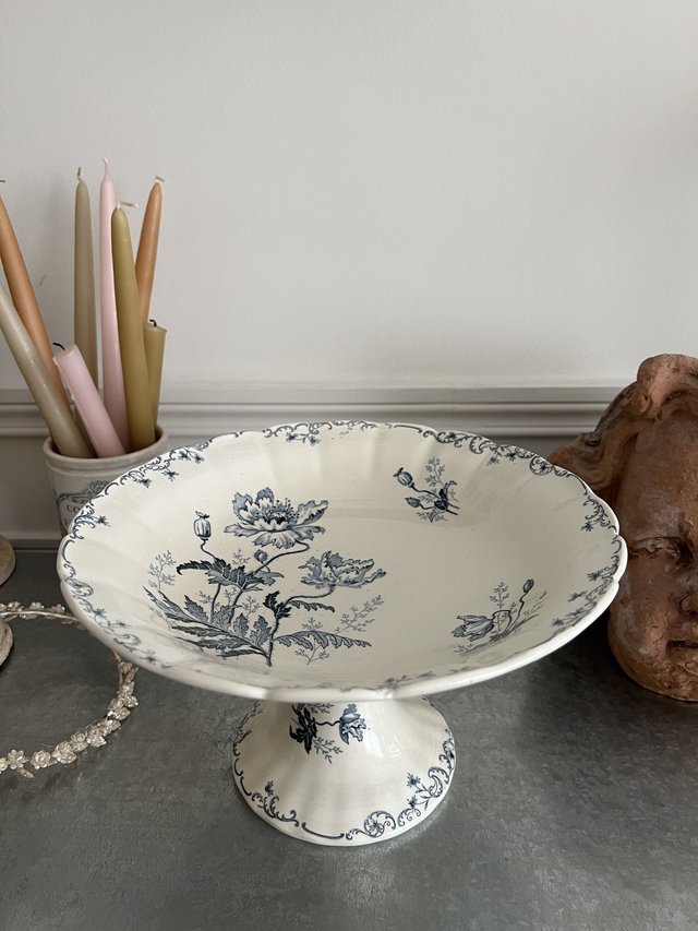 PAVOTS BLEUS GM - Superbe très grand compotier modèle Pavots par la manufacture française de Choisy le Roi - Terre de Fer