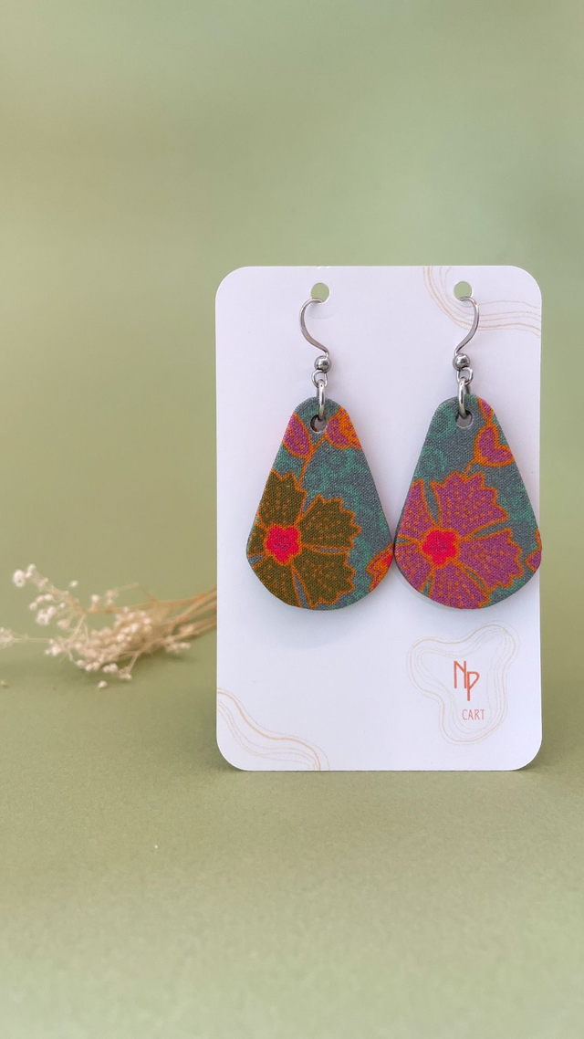 Boucles d'oreilles carton et tissu forme petites gouttes, collection " indie ardoise " - fond bleu/gris et motifs fleuris kaki, rose et orange