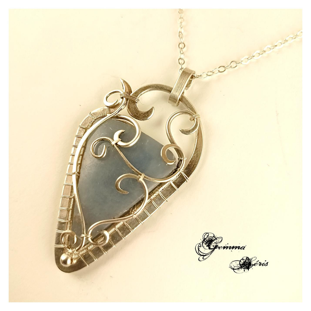 Blue Angel - pendentif en argent sterling et angélite : Élégance et spiritualité intemporelle