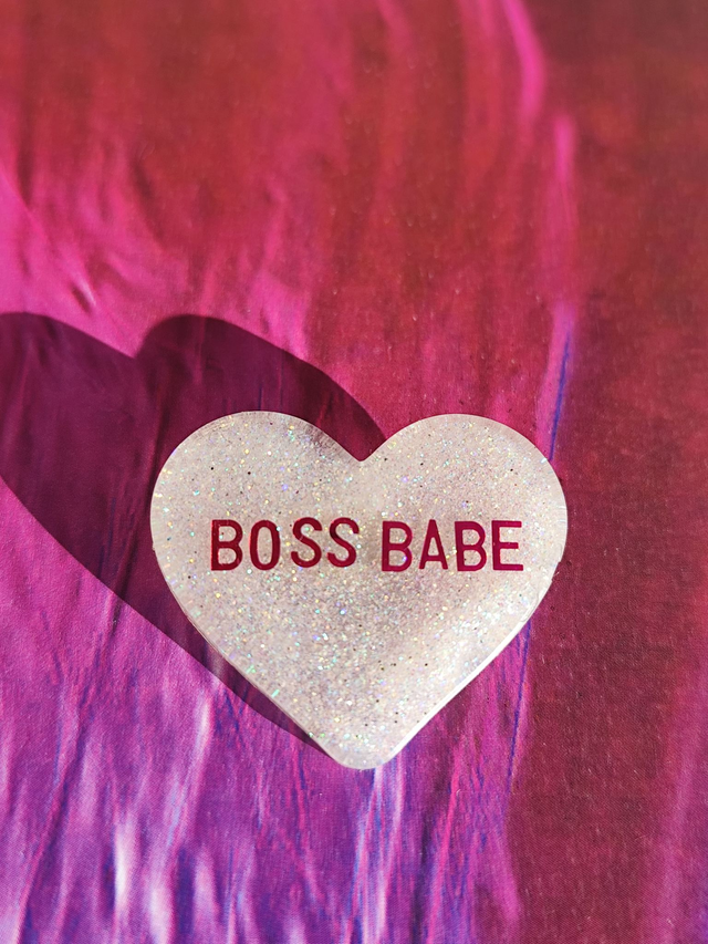 Broche cœur à paillettes - message : BOSS BABE