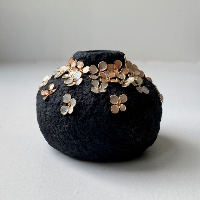 Vase miniature noir fleuri