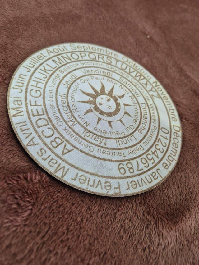 Disque divinatoire en bois gravé – Format compact (12 cm)