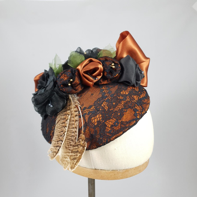 Petit chapeau rond cuivré à dentelle