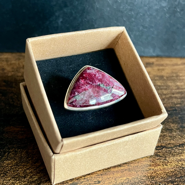 Bague en argent et Eudialyte de Russie - Taille 53 réglable 