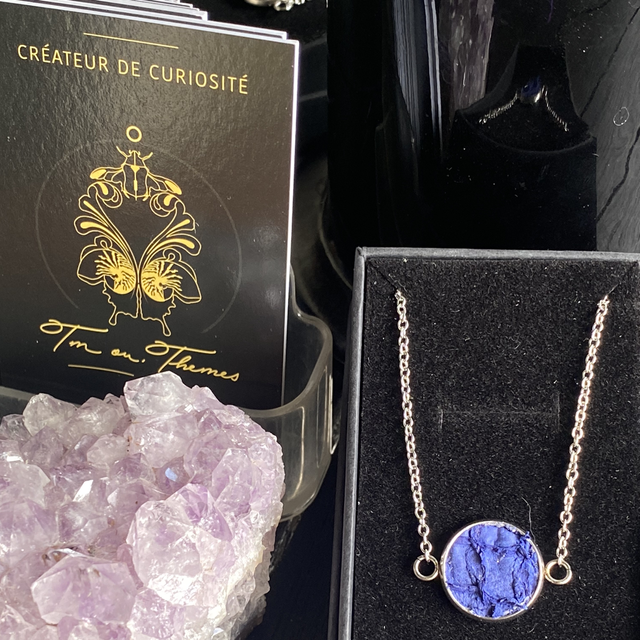 Bracelet et cuir de saumon, teinté bleu