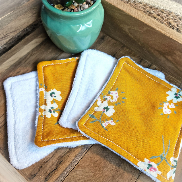 Quatuor ocre à fleurs blanches 