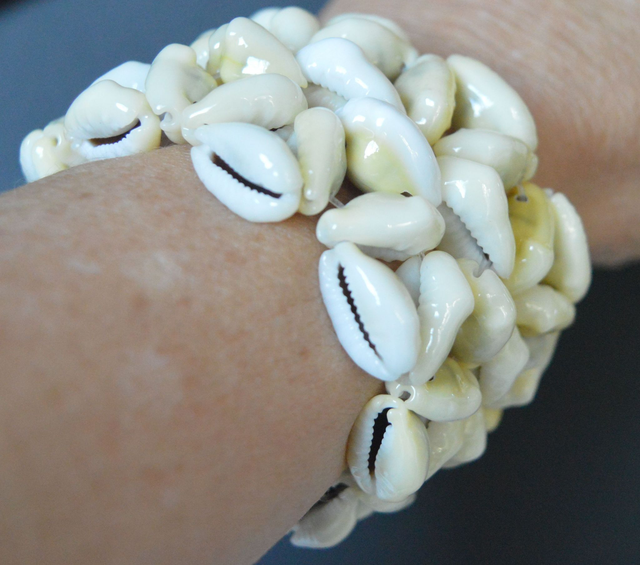 Bracelet petits coquillages blancs/crèmes - élastiqué - épaisseur 4,5 cm - diamètre 6 cm