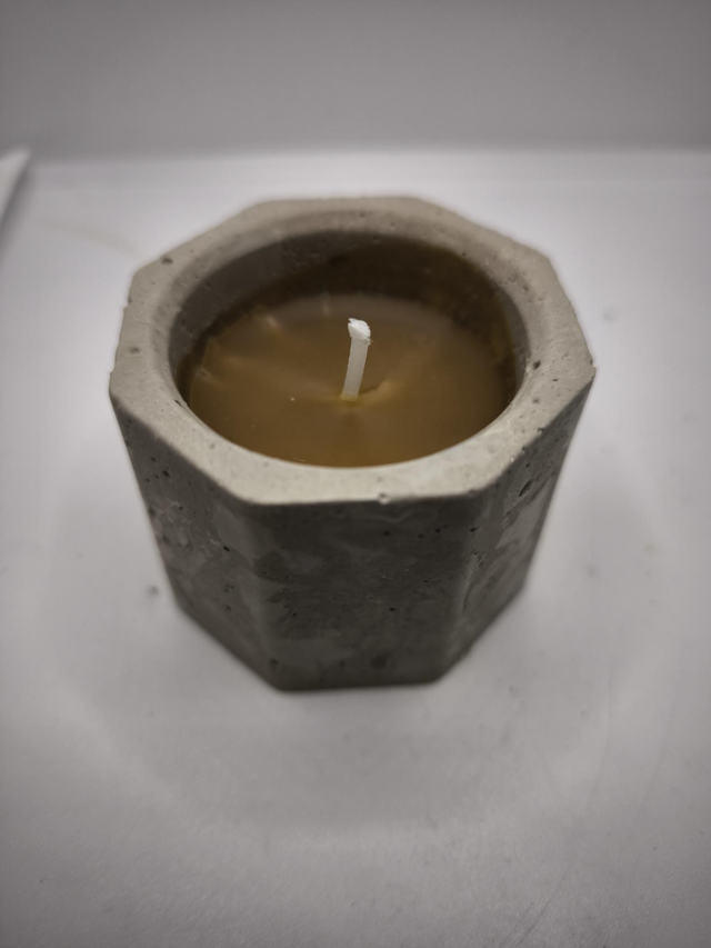 Kleines Gefäß mit Kerze 