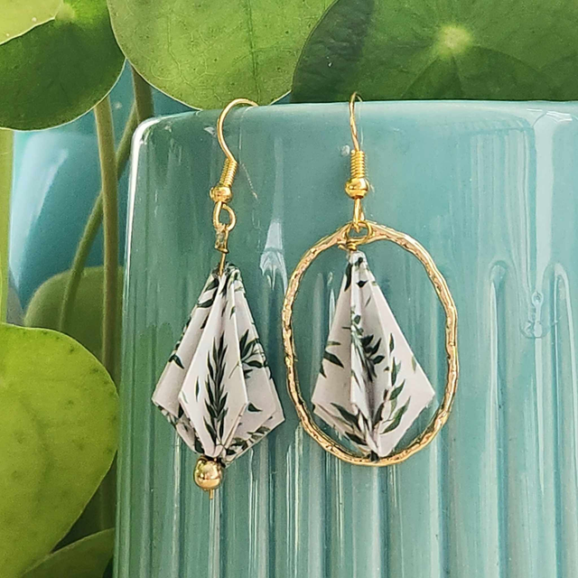• LES DIFFÉRENTES – boucles d&#039;oreilles asymétriques en origami