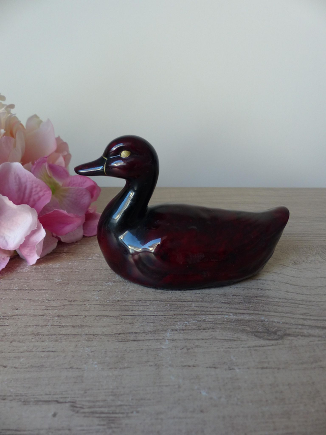 Figurine canard laqué noir et rouge Kanadou France, bibelot canard artisanat français décoration maison de campagne, cottage, ferme, cadeau