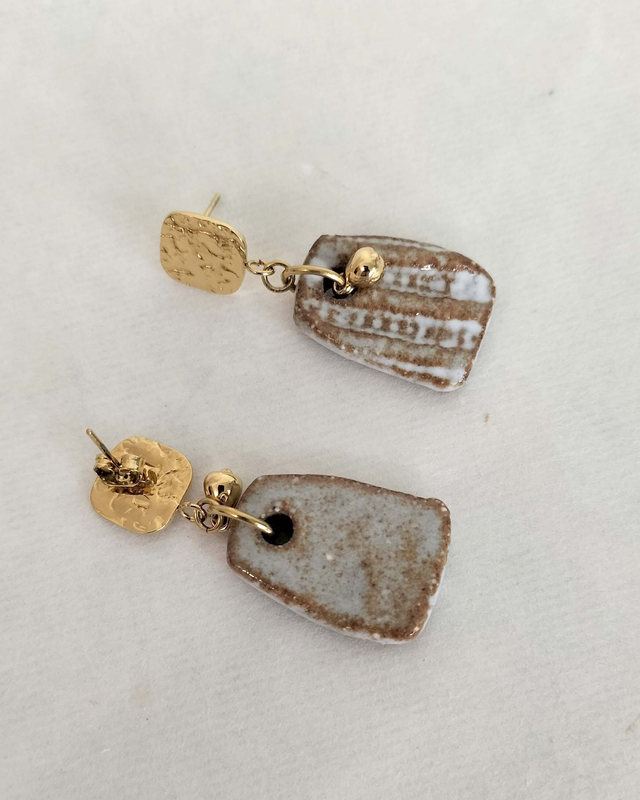 Boucles pendantes - brun et blanc