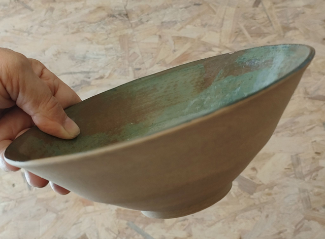 grands bols à ramen – Grès clair brut et émail vert-brun – Pièces tournées à la main