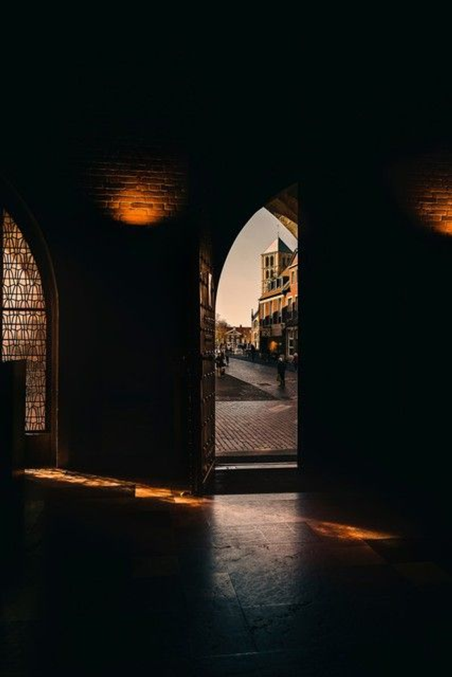 Blick aus dem dunklen Bogengang