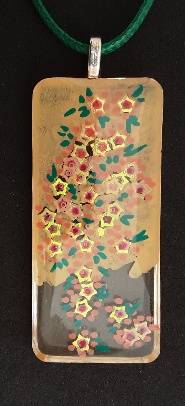 Pendentif grand rectangle angle arrondi collection Floral couleur jaune d’or parsemé de petites fleurs irisées et feuilles