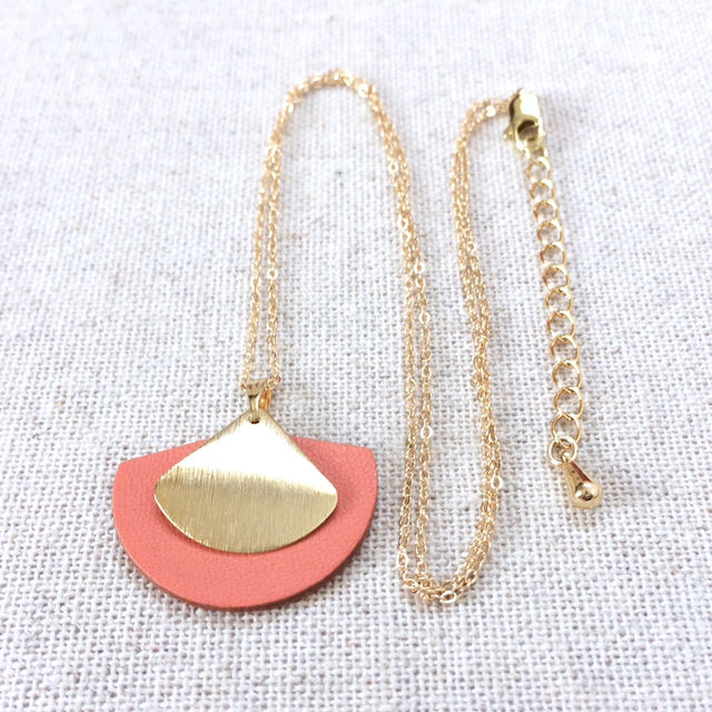 Collier « Cymbales » doré, cuir couleur saumon