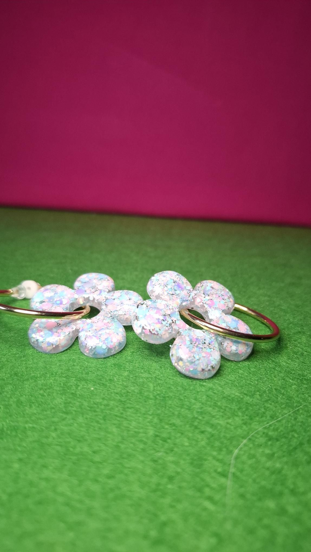 Créoles fleurs paillettes rose et bleues