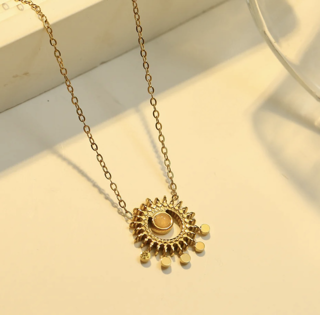 Collier soleil et pierre rose 