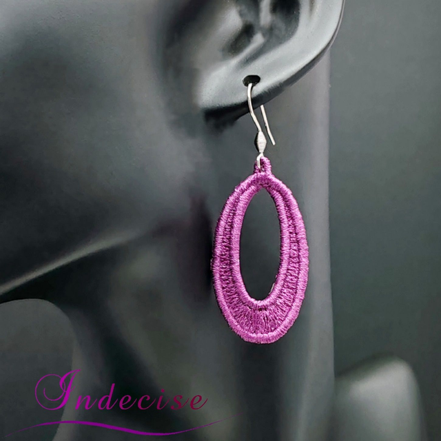Boucles d'oreilles couleur prune, broderie en machine - Créations issues de l'artisanat français par Indecise