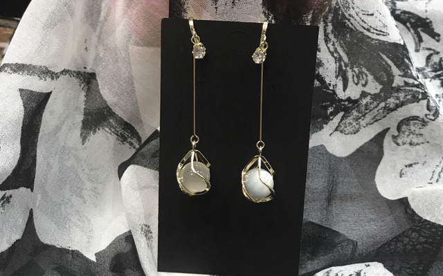 White Clear Glass Clip On Earrings- COE23A