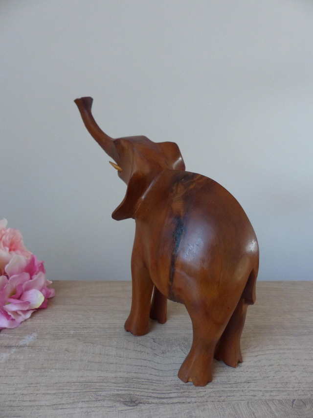 Sculpture artisanale d’éléphant en bois massif – Élégante décoration boho, pièce unique sculptée à la main, symbole de force et de chance