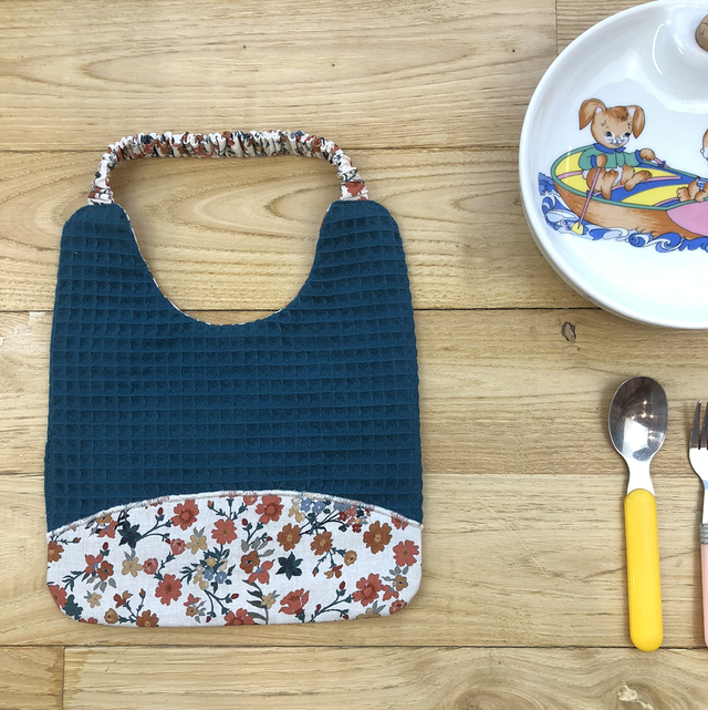 Bavoir bleu fleuri, à élastique 