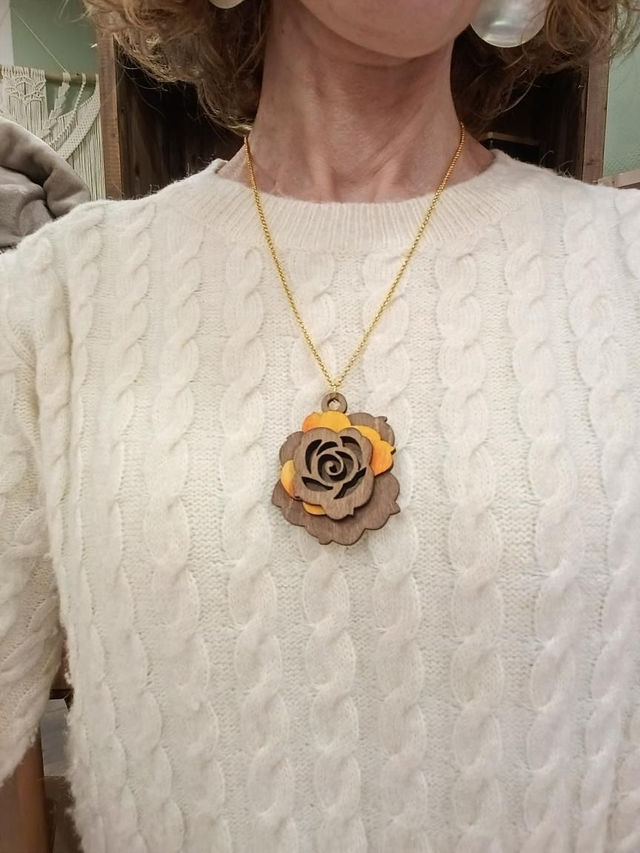 Collier en bois fleur effet 3D