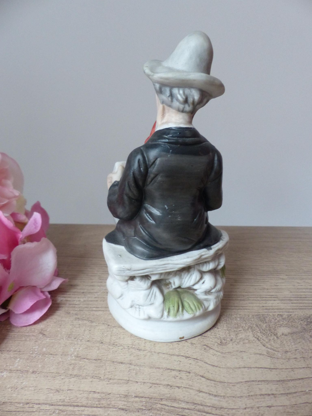 Figurine viel homme assis sur un banc de parc, homme avec chapeau et fumant une pipe, statuette biscuit d'homme avec livre, Taïwan Vintage