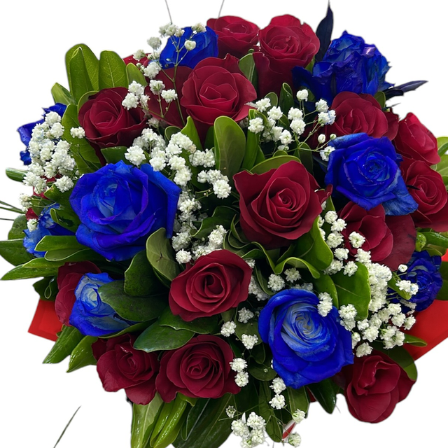 Bouquet di roselline rosse con gipsofila e roselline blu 